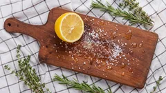 Ako udržiavať dosku na krájanie čistú a voňavú: domáce prostriedky, ktoré už máte v kuchyni.